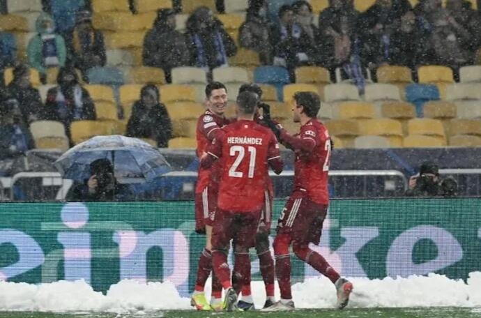 Lewandowski stunner gives quarantine-hit Bayern win in wintry Kiev