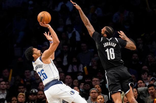 Dinwiddie Hits 3 at Buzzer, Mavericks Beat Nets 113-111