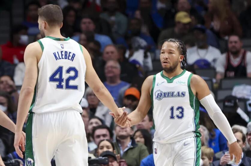 Jalen Brunson hilariously trolls Maxi Kleber for forgetting his shoes