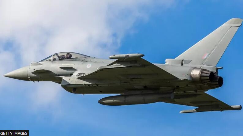 Ex-UK pilots lured to help Chinese military, MoD says