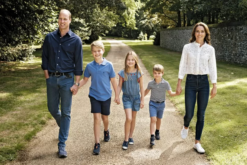 Prince William and Kate release family Christmas card image